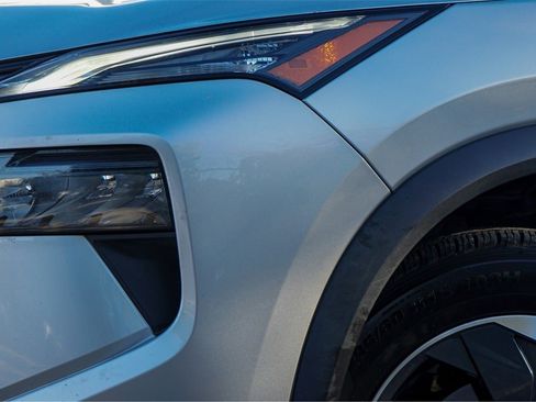 Used 2024 Nissan Rogue SV image 3