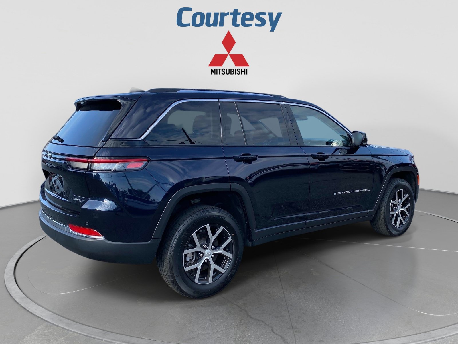 Used 2023 Jeep Grand Cherokee Limited AWD/4WD image 8