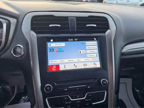 Used 2017 Ford Fusion SE w/ Fusion SE Technology Package image 22