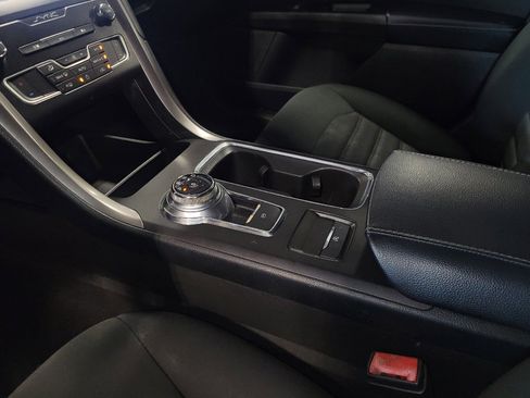 Used 2019 Ford Fusion SE FWD image 26