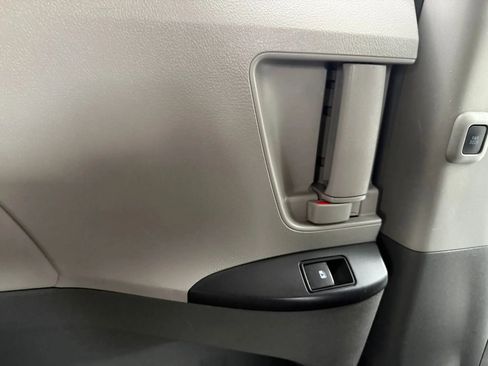 Used 2015 Toyota Sienna LE image 29