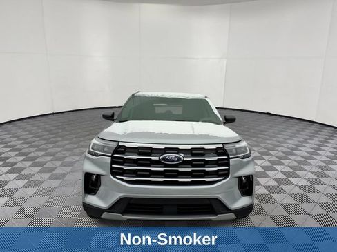 Used 2025 Ford Explorer Active w/ Active Comfort Package AWD/4WD image 4