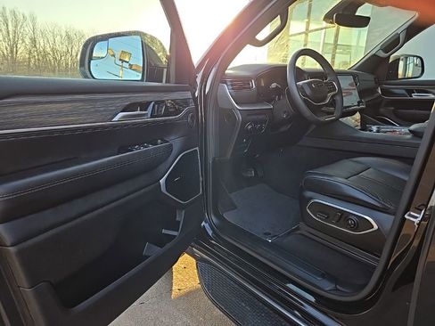 Used 2024 Jeep Wagoneer Series II AWD/4WD image 29