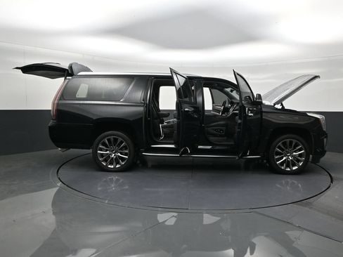 Used 2020 Cadillac Escalade ESV Luxury w/ Escalade Sport Edition RWD image 28