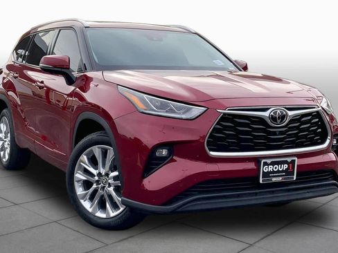 Used 2023 Toyota Highlander Limited FWD image 3