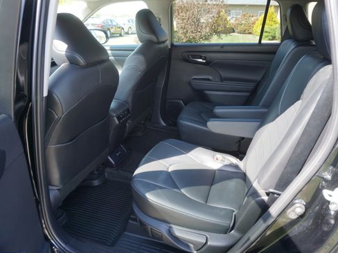 Used 2021 Toyota Highlander XLE image 8