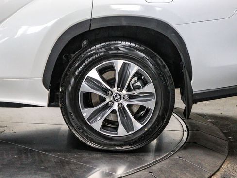 Certified 2024 Toyota Highlander XLE FWD image 10