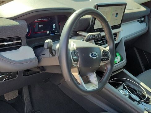 Used 2025 Ford Explorer Active AWD/4WD image 7