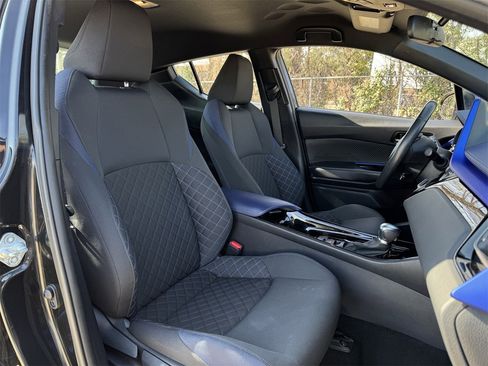 Used 2022 Toyota C-HR XLE image 28