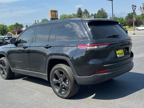 Used 2024 Jeep Grand Cherokee Limited w/ Black Appearance Package AWD/4WD image 5