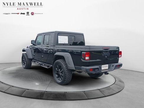 Used 2025 Jeep Gladiator Sport AWD/4WD image 14