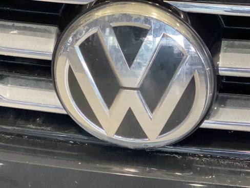 Used 2019 Volkswagen Tiguan S image 10