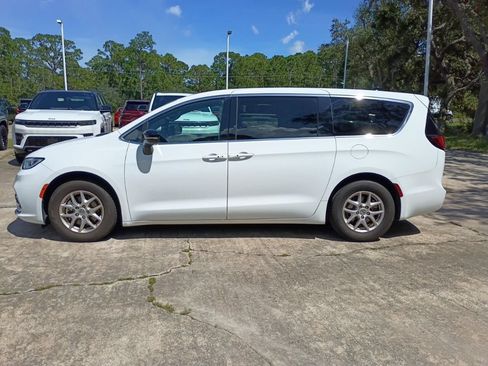 Used 2025 Chrysler Pacifica Select FWD image 8