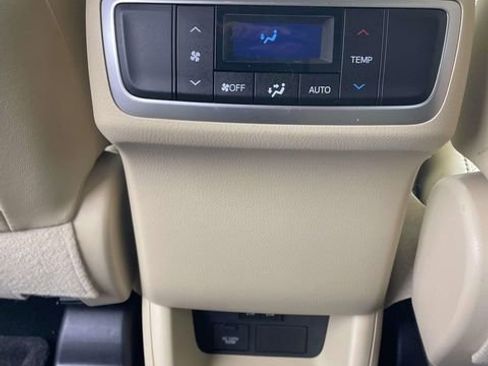 Used 2019 Toyota Highlander Limited FWD image 11