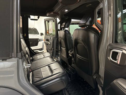 Used 2018 Jeep Wrangler Unlimited Sahara image 25