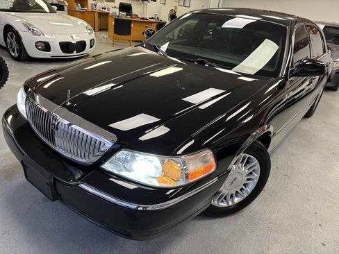 Used 2009 Lincoln Town Car Signature Limited image 8