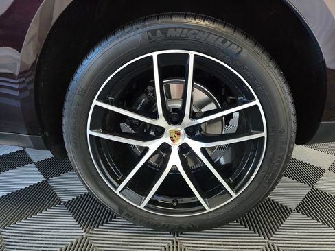 Certified 2025 Porsche Macan AWD/4WD image 36