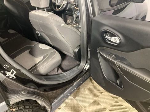 Used 2016 Jeep Cherokee Sport image 19