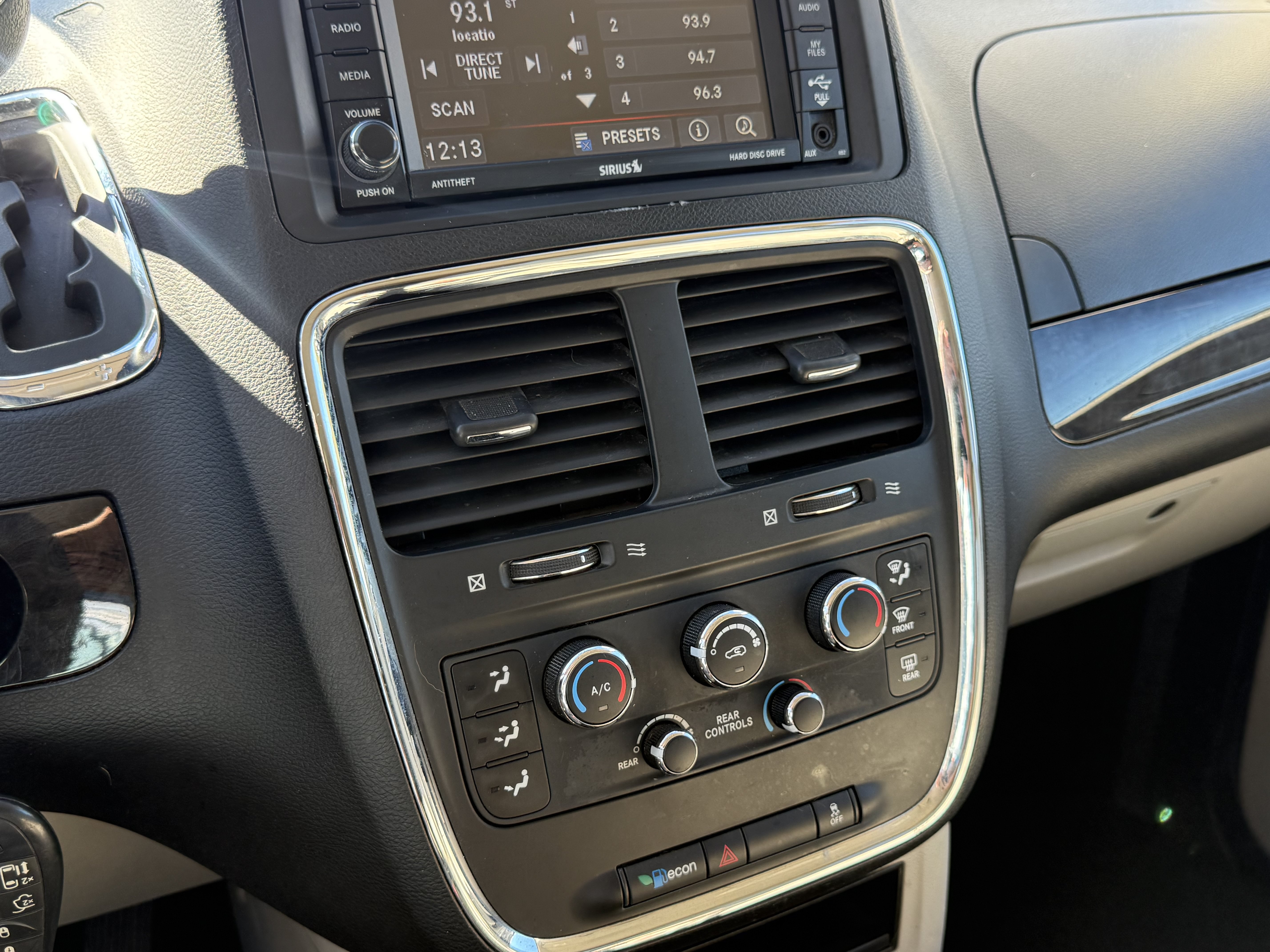 Used 2013 Dodge Grand Caravan SXT FWD image 16