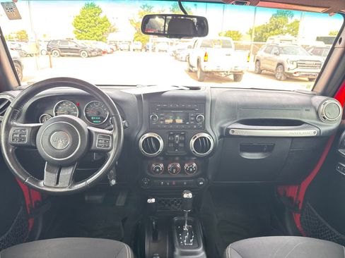 Used 2018 Jeep Wrangler Unlimited Sahara w/ Connectivity Group AWD/4WD image 11