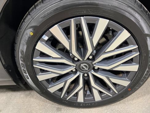 Used 2025 Nissan Altima 2.5 SV FWD image 32