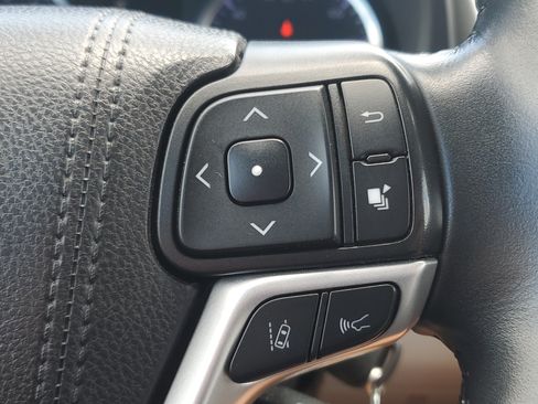 Used 2019 Toyota Highlander Plus FWD image 26