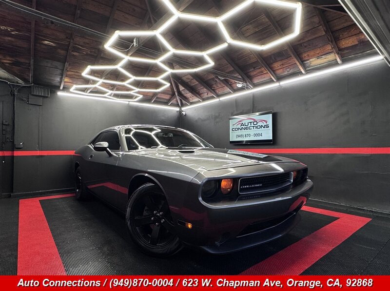 Used 2012 Dodge Challenger SXT RWD image 1
