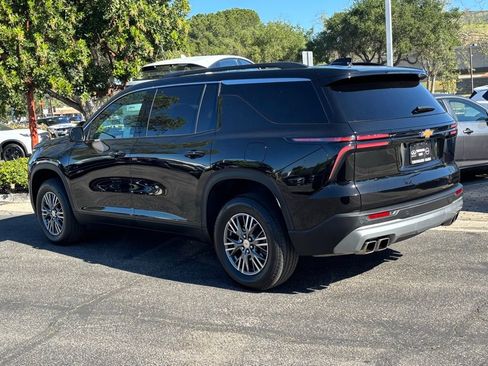 Used 2024 Chevrolet Traverse LT w/ Trailering Package FWD image 7