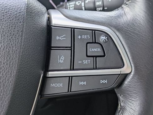 Used 2024 Toyota Sienna XLE FWD image 27