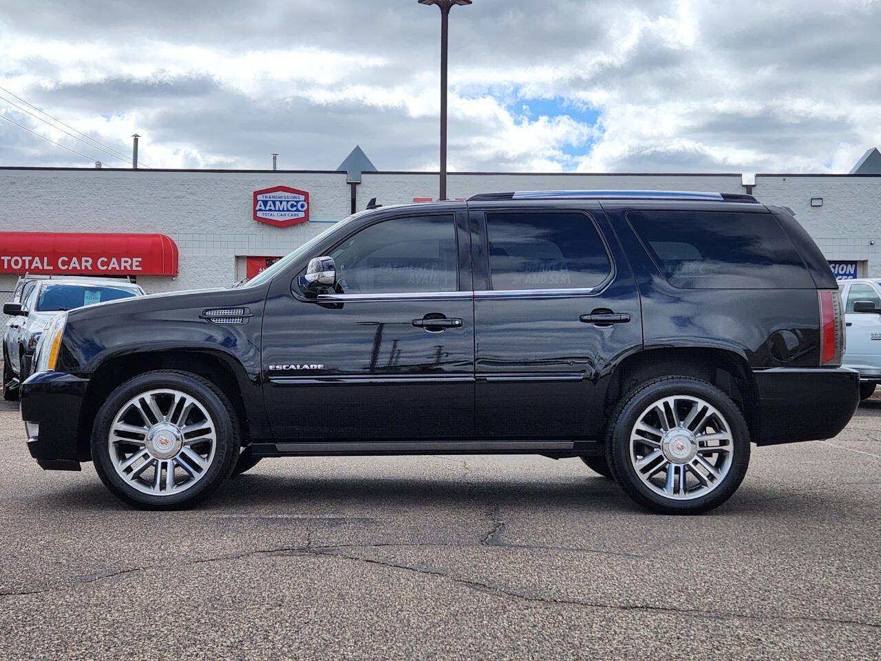 Used 2013 Cadillac Escalade Premium AWD/4WD image 2