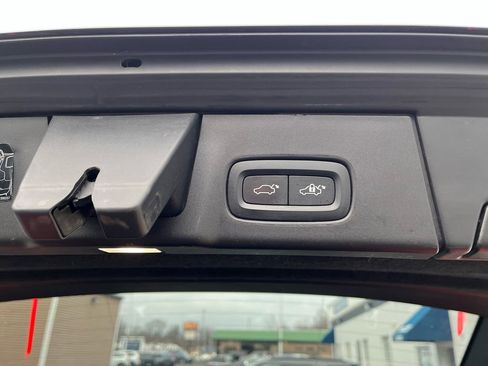 Used 2022 Volvo V90 B6 Cross Country image 25