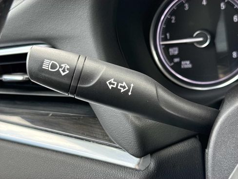Used 2018 Buick Enclave Essence AWD/4WD image 16