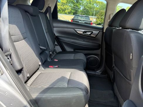 Used 2019 Nissan Rogue SV image 18
