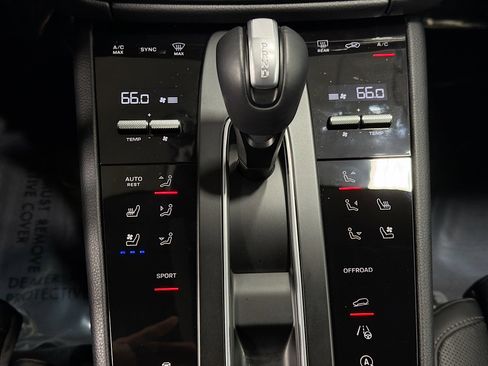 Certified 2025 Porsche Macan image 34