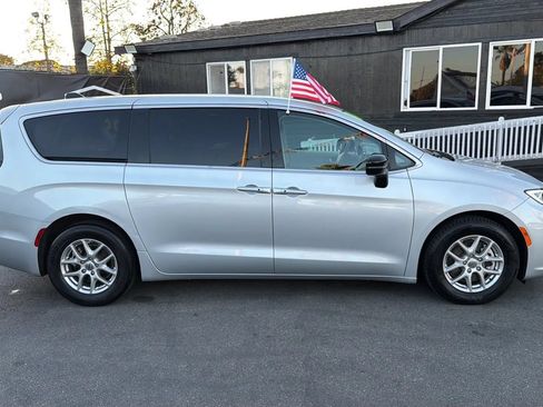Used 2024 Chrysler Pacifica Touring-L FWD image 9