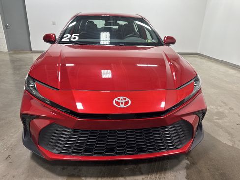 Used 2025 Toyota Camry SE FWD image 9