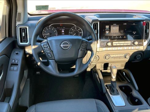 Used 2025 Nissan Frontier SV image 17