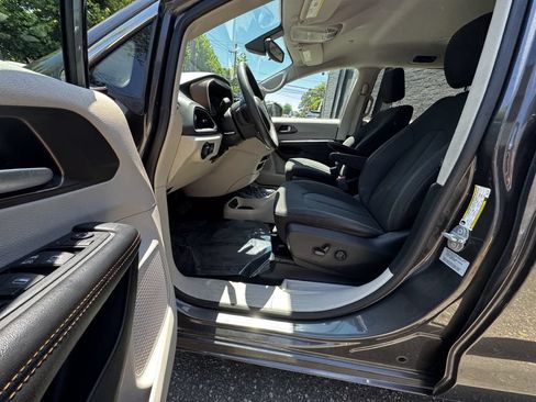 Used 2017 Chrysler Pacifica Touring FWD image 11