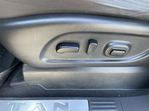 Used 2022 Nissan Titan SV w/ SV Convenience Package image 21