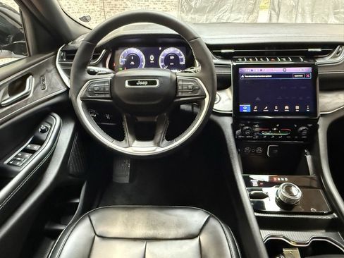 Used 2025 Jeep Grand Cherokee Limited image 16