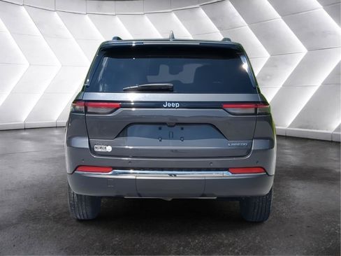 Used 2023 Jeep Grand Cherokee Laredo AWD/4WD image 4