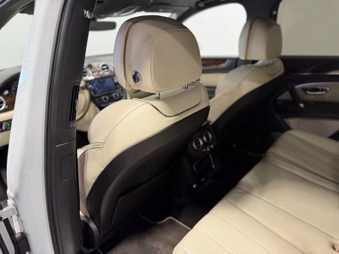 Used 2018 Bentley Bentayga Mulliner AWD/4WD image 22
