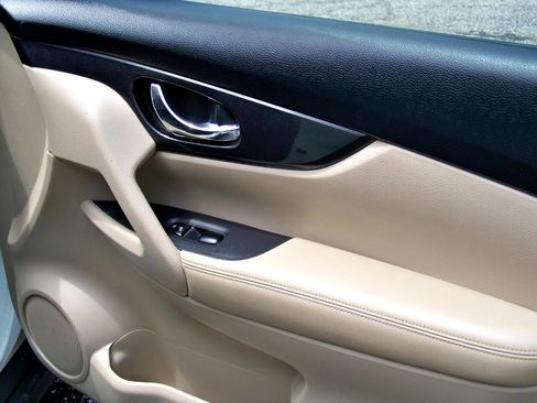 Used 2015 Nissan Rogue SV w/ SV Premium Package image 39