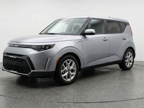 Used 2025 Kia Soul LX w/ LX Technology Package image 3