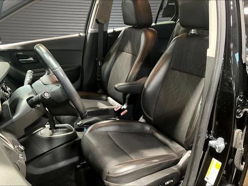Used 2020 Chevrolet Trax LT w/ LT Convenience Package AWD/4WD image 19
