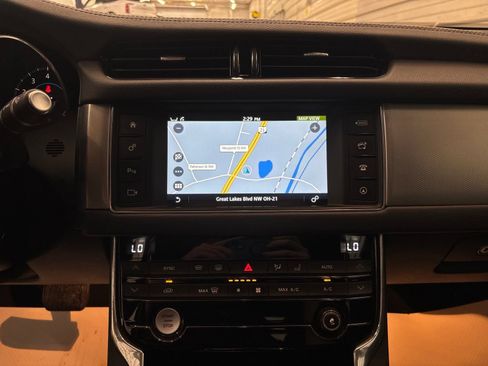 Used 2016 Jaguar XF Prestige AWD/4WD image 21