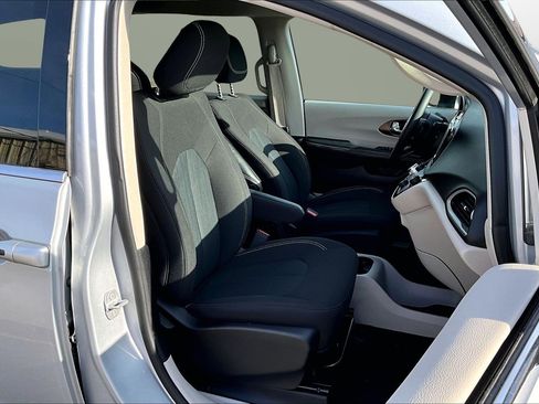 Used 2022 Chrysler Voyager LX image 7