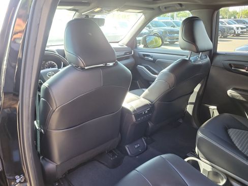 Used 2023 Toyota Highlander XSE FWD image 17