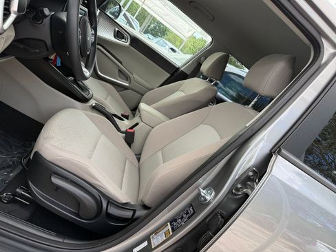 Used 2025 Kia Soul LX w/ LX Technology Package FWD image 23