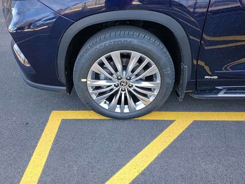 New 2026 Toyota Highlander Platinum image 7